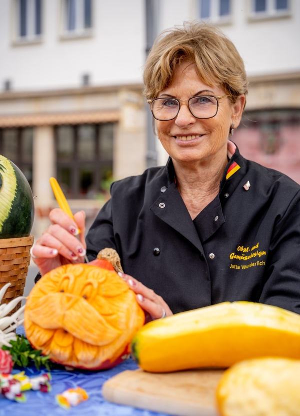 Jutta Wunderlich: Meisterin im Kürbisschnitzen